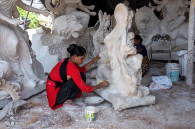 Amravati, Maharashtra, Hindistan - 1 Ekim 2018: Tanınmayan bir sanatçı Tanrıça Durga heykelleri üzerinde son rötuşları yapıyor ve yapıyor. Bu putlar Hindu Dasara & Navratri festivali için yapılmıştır.