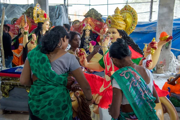 AMRAVATI, MAHARASHTRA, INDIA - 1 OTTOBRE 2018: Un artista non identificato che fa e dà un tocco finale alle sculture della dea Durga. Gli idoli sono realizzati per la festa indù di Dasara & Navratri — Foto Stock
