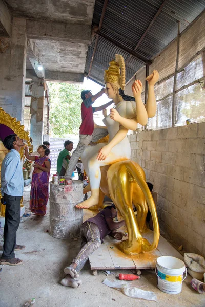 Amravati, Maharashtra, Indie - 1 października 2018: Niezidentyfikowany artysta wykonujący i wykańczający rzeźby bogini Durgi. Immunitety stworzone są na hinduski festiwal Dasara & Navratri — Zdjęcie stockowe