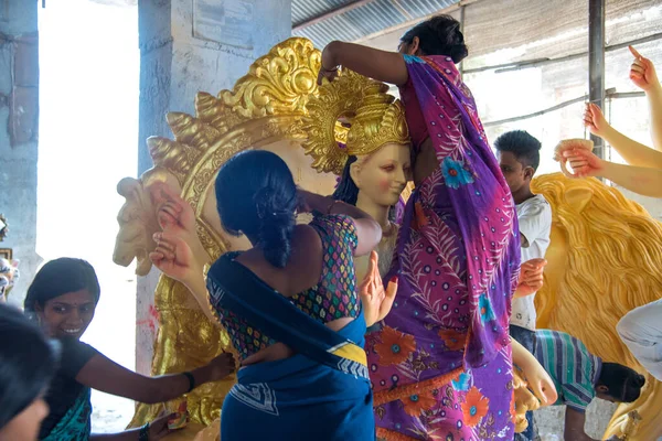 АМРАВАТИ, МАХАРАШТРА, Индия - 1 ОКТЯБРЯ 2018: Неизвестный художник, делающий и делающий последние штрихи в скульптурах богини Дурги. Идолы сделаны для индуистского фестиваля Дасара и Навратри — стоковое фото