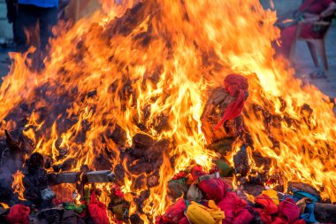 Holika Dahan 'ı odun ya da hindistan cevizi yakarak ve yakarak kutluyoruz. Holi renk festivali ya da paylaşım festivali olarak da bilinir..