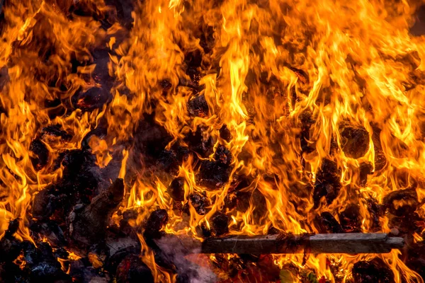 Holika Dahan ünneplése fatörzsek vagy kókuszdió imádásával és felgyújtásával. más néven a fesztivál színek Holi vagy a fesztivál megosztása. — Stock Fotó