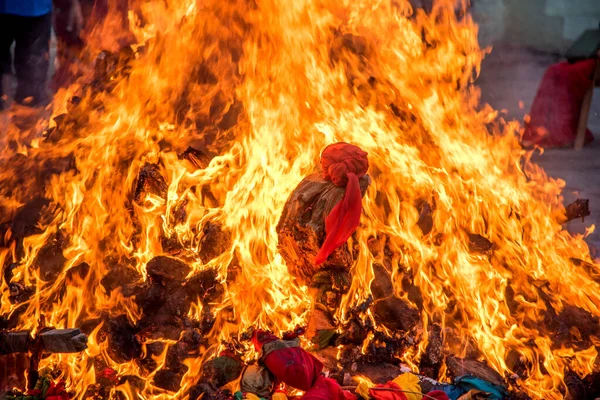 Celebrando Holika Dahan, adorando e incendiando troncos de madeira ou coco. também conhecido como o festival de cores Holi ou o festival de partilha . — Fotografia de Stock