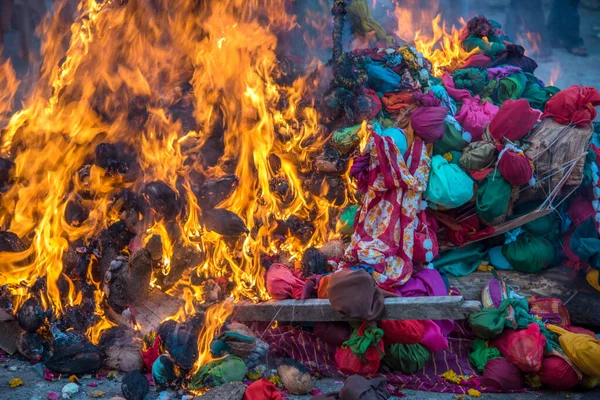 Świętujemy Holika Dahan czcząc i podpalając drewniane kłody lub kokosy. znany również jako festiwal kolorów Holi lub festiwal dzielenia się. — Zdjęcie stockowe