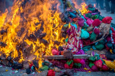 Holika Dahan 'ı odun ya da hindistan cevizi yakarak ve yakarak kutluyoruz. Holi renk festivali ya da paylaşım festivali olarak da bilinir..