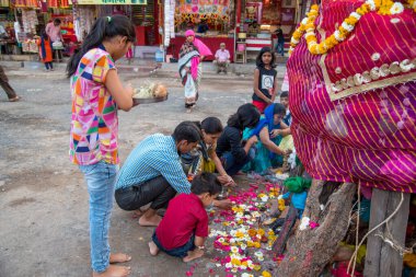 Amravati, Maharashtra, Hindistan, Mart - 1, 2018: Tahta kütüklere ya da hindistan cevizine taparak Holika Dahan 'ı kutlayan kimliği belirsiz insanlar. Holi renk festivali ya da paylaşım festivali olarak da bilinir.