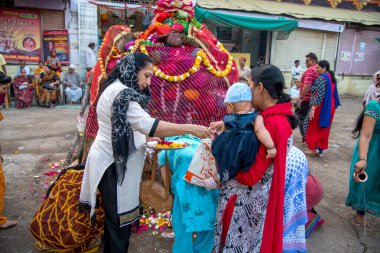 Amravati, Maharashtra, Hindistan, Mart - 1, 2018: Tahta kütüklere ya da hindistan cevizine taparak Holika Dahan 'ı kutlayan kimliği belirsiz insanlar. Holi renk festivali ya da paylaşım festivali olarak da bilinir.