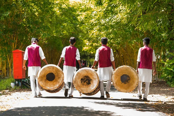 AMRAVATI, MAHARASHTRA, INDIA - SEPTEMBER 24: Unidentified group of young people celebrating Festival in park by playing drums with music. — Stock Photo, Image