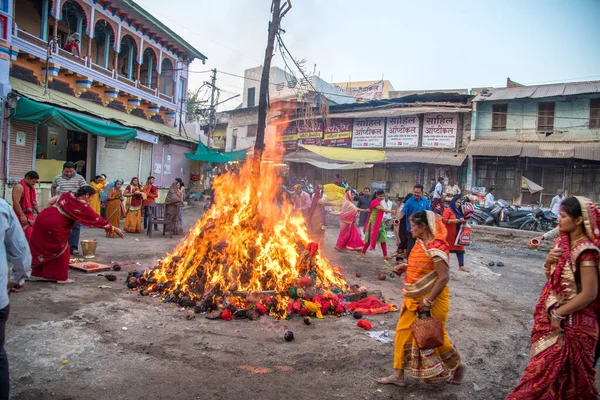 Amravati, Maharashtra, India, March – 1, 2018:木の丸太やココナッツを崇拝することによって、 Holika Dahanを祝う正体不明の人々。色の祭りや分かち合いの祭りとしても知られています — ストック写真