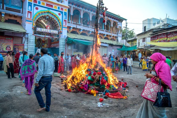 Amravati, Maharashtra, India, maart - 1, 2018: niet-geïdentificeerde mensen vieren Holika Dahan door het aanbidden van houtblokken of kokosnoot. ook bekend als het festival van kleuren Holi of het festival van het delen — Stockfoto