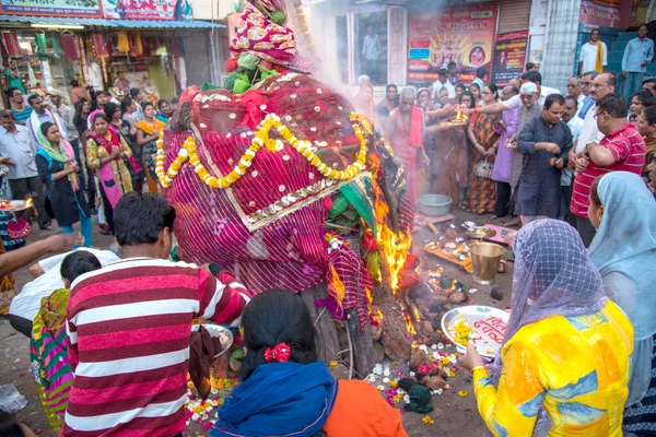 Amravati, Maharashtra, Індія, березень - 1, 2018: невідомі люди, що святкують Голіку Дахан, поклоняються деревам або кокосові горіхи. також відомий як фестиваль кольорів Холі або фестиваль спільного користування. — стокове фото