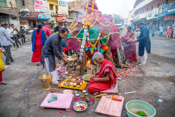 Amravati, Maharashtra, Indie, marzec - 1, 2018: niezidentyfikowani ludzie świętują Holika Dahan czcząc drewniane kłody lub kokosy. znany również jako festiwal kolorów Holi lub festiwal dzielenia się — Zdjęcie stockowe