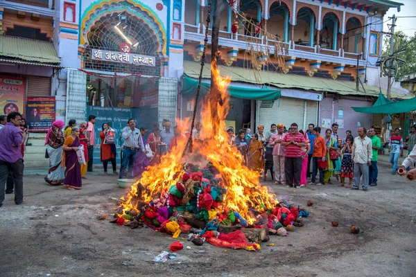 Amravati, Maharashtra, India, maart - 1, 2018: niet-geïdentificeerde mensen vieren Holika Dahan door het aanbidden van houtblokken of kokosnoot. ook bekend als het festival van kleuren Holi of het festival van het delen — Stockfoto