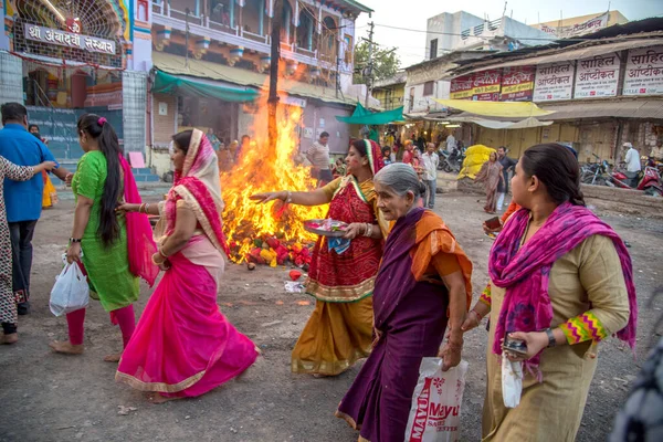 AMRAVATI, MAHARASHTRA, INDIA, MARZO - 1 de marzo de 2018: personas no identificadas celebran Holika Dahan adorando troncos de madera o coco. también conocido como el festival de colores Holi o el festival de compartir —  Fotos de Stock