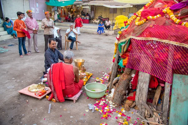 Amravati, Maharashtra, Indie, marzec - 1, 2018: niezidentyfikowani ludzie świętują Holika Dahan czcząc drewniane kłody lub kokosy. znany również jako festiwal kolorów Holi lub festiwal dzielenia się — Zdjęcie stockowe