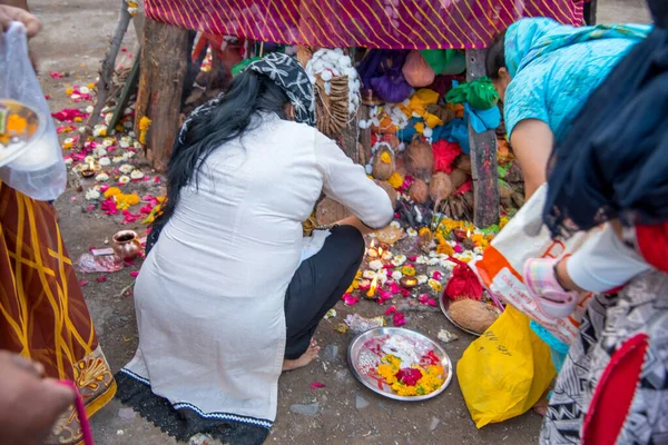 Amravati, Maharashtra, Hindistan, Mart - 1, 2018: Tahta kütüklere ya da hindistan cevizine taparak Holika Dahan 'ı kutlayan kimliği belirsiz insanlar. Holi renk festivali ya da paylaşım festivali olarak da bilinir. — Stok fotoğraf