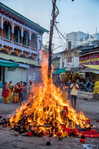 Amravati, Maharashtra, Indien, mars - 1, 2018: oidentifierade personer firar Holika Dahan genom att dyrka trästockar eller kokos. även känd som färgfestivalen Holi eller festivalen för att dela — Stockfoto