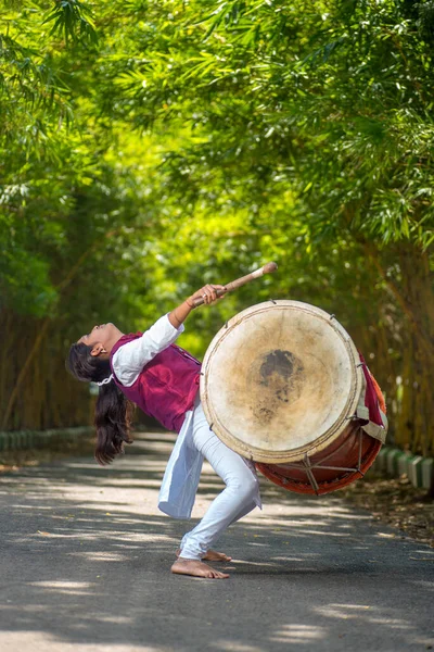 AMRAVATI, MAHARASHTRA, INDIA - 24 SETTEMBRE: Gruppo di giovani non identificati che festeggiano il Festival in parco suonando la batteria con la musica . — Foto Stock
