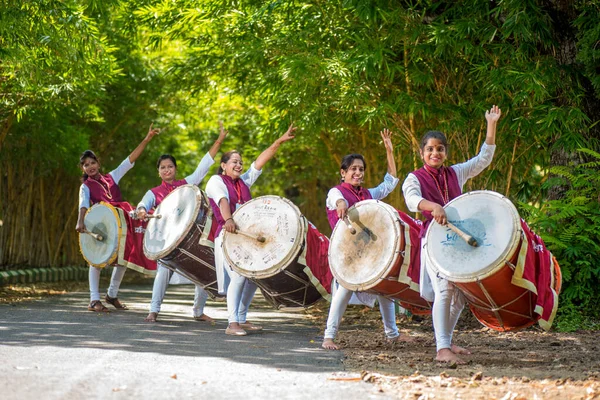 Amravati, Maharashtra, Hindistan - 24 Eylül - Tanımlanamayan bir grup genç festivali müzikle davul çalarak parkta kutluyor. — Stok fotoğraf