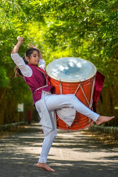 Amravati, Maharashtra, Hindistan - 24 Eylül - Tanımlanamayan bir grup genç festivali müzikle davul çalarak parkta kutluyor. — Stok fotoğraf