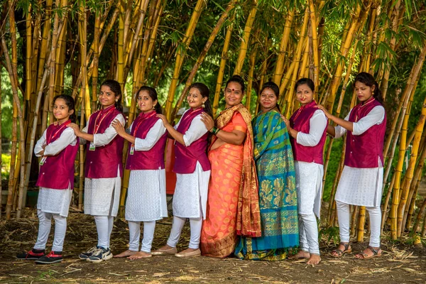 AMRAVATI, MAHARASHTRA, INDIA - 24 сентября: Неопознанная группа молодых людей, празднующих фестиваль в парке, играет на барабанах с музыкой . — стоковое фото