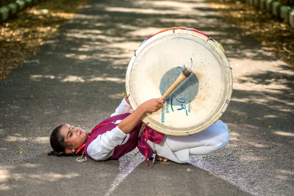 Amravati, Maharashtra, Hindistan - 24 Eylül - Tanımlanamayan bir grup genç festivali müzikle davul çalarak parkta kutluyor. — Stok fotoğraf