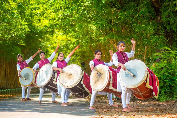 AMRAVATI, MAHARASHTRA, ÍNDIA - SETEMBRO 24: Grupo não identificado de jovens que celebram o Festival no parque tocando bateria com música . — Fotografia de Stock