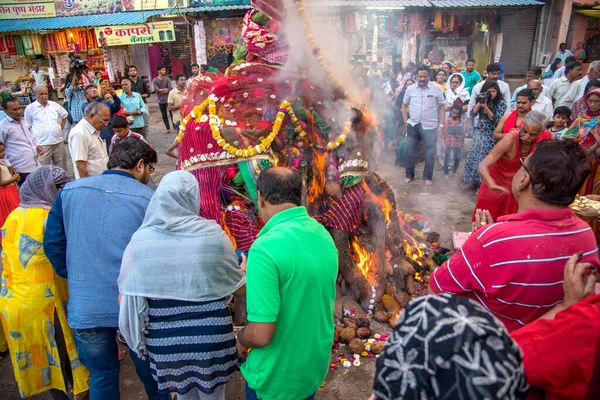 Amravati, Maharashtra, Indie, marzec - 1, 2018: niezidentyfikowani ludzie świętują Holika Dahan czcząc drewniane kłody lub kokosy. znany również jako festiwal kolorów Holi lub festiwal dzielenia się — Zdjęcie stockowe