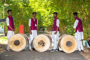 Amravati, Maharashtra, Hindistan - 24 Eylül - Tanımlanamayan bir grup genç festivali müzikle davul çalarak parkta kutluyor.