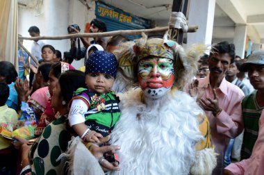 Nagpur, Maharashtra, Hindistan - 6 Eylül 2013: Marbat festivalini kutlayan kimliği belirsiz kalabalık şehri kötü ruhlardan korumak için. Sahnedeki kötü güçlerin heykelleri.