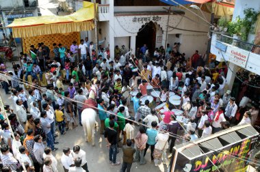 Nagpur, Maharashtra, Hindistan - 6 Eylül 2013: Marbat festivalini kutlayan kimliği belirsiz kalabalık şehri kötü ruhlardan korumak için. Sahnedeki kötü güçlerin heykelleri.