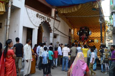 Nagpur, Maharashtra, Hindistan - 6 Eylül 2013: Marbat festivalini kutlayan kimliği belirsiz kalabalık şehri kötü ruhlardan korumak için. Sahnedeki kötü güçlerin heykelleri.