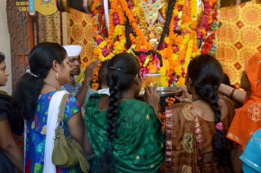 Nagpur, Maharashtra, Hindistan - 6 Eylül 2013: Marbat festivalini kutlayan kimliği belirsiz kalabalık şehri kötü ruhlardan korumak için. Sahnedeki kötü güçlerin heykelleri.