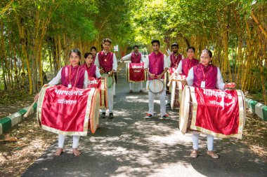 Amravati, Maharashtra, Hindistan - 24 Eylül - Tanımlanamayan bir grup genç festivali müzikle davul çalarak parkta kutluyor.