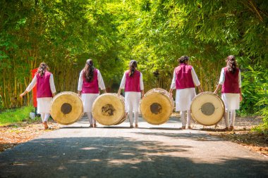 Amravati, Maharashtra, Hindistan - 24 Eylül - Tanımlanamayan bir grup genç festivali müzikle davul çalarak parkta kutluyor.