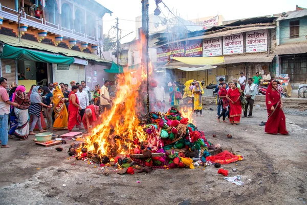 AMRAVATI, MAHARASHTRA, INDIA, MARCH - 1, 2018: unidentified people celebrating Holika Dahan by worshiping of wood logs or coconut. also known as the festival of colors Holi or the festival of sharing — Stock Photo, Image