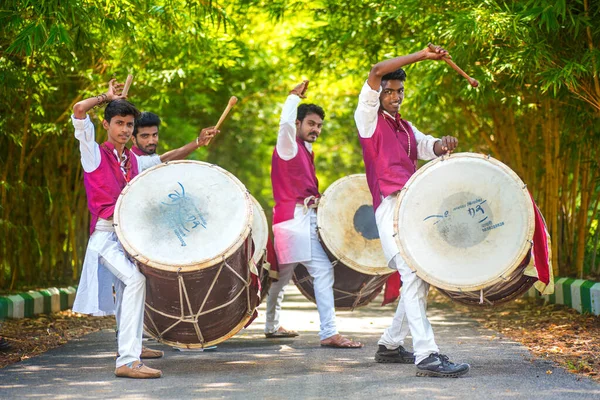 Amravati, Maharashtra, Hindistan - 24 Eylül - Tanımlanamayan bir grup genç festivali müzikle davul çalarak parkta kutluyor. — Stok fotoğraf