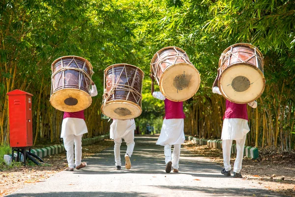 AMRAVATI, MAHARASHTRA, INDIA - SEPTEMBER 24: Unidentified group of young people celebrating Festival in park by playing drums with music. — Stock Photo, Image