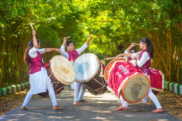 Amravati, Maharashtra, Hindistan - 24 Eylül - Tanımlanamayan bir grup genç festivali müzikle davul çalarak parkta kutluyor. — Stok fotoğraf