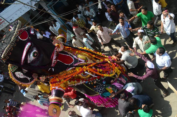 Nagpur, Maharashtra, Indie - 6 września 2013: Tłum niezidentyfikowanych ludzi świętujących Marbat festiwal, aby chronić miasto przed złymi duchami. Posągi procesji sił zła na drzewie — Zdjęcie stockowe