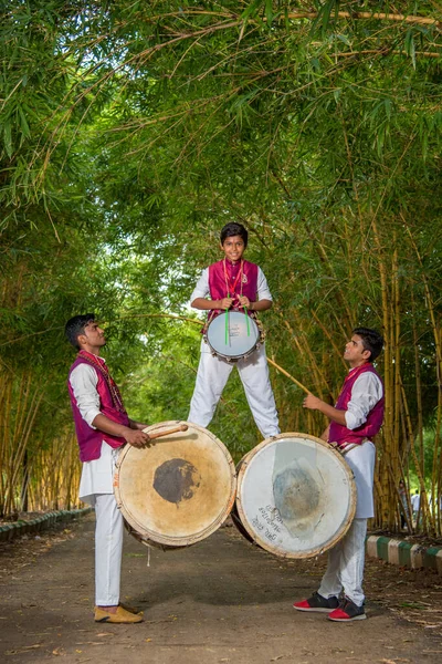 Amravati, Maharashtra, Hindistan - 24 Eylül - Tanımlanamayan bir grup genç festivali müzikle davul çalarak parkta kutluyor. — Stok fotoğraf