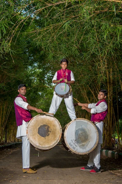 Amravati, Maharashtra, Hindistan - 24 Eylül - Tanımlanamayan bir grup genç festivali müzikle davul çalarak parkta kutluyor. — Stok fotoğraf