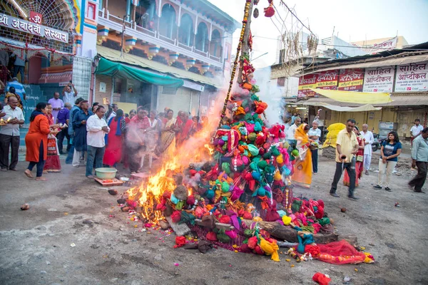 Amravati, Maháráštra, Indie, březen - 1. březen 2018: neidentifikovaní lidé oslavují Holiku Dahan uctíváním dřevěných klád nebo kokosů. také známý jako festival barev Holi nebo festival sdílení — Stock fotografie