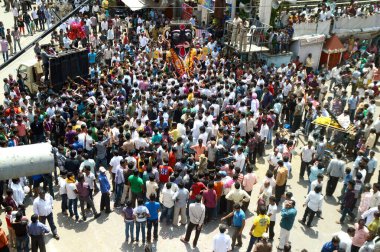 Nagpur, Maharashtra, Hindistan - 6 Eylül 2013: Marbat festivalini kutlayan kimliği belirsiz kalabalık şehri kötü ruhlardan korumak için. Sahnedeki kötü güçlerin heykelleri.