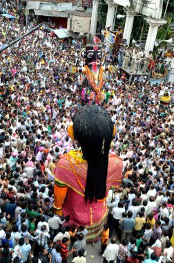 Nagpur, Maharashtra, Hindistan - 6 Eylül 2013: Marbat festivalini kutlayan kimliği belirsiz kalabalık şehri kötü ruhlardan korumak için. Sahnedeki kötü güçlerin heykelleri.