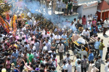 Nagpur, Maharashtra, Hindistan - 6 Eylül 2013: Marbat festivalini kutlayan kimliği belirsiz kalabalık şehri kötü ruhlardan korumak için. Sahnedeki kötü güçlerin heykelleri.