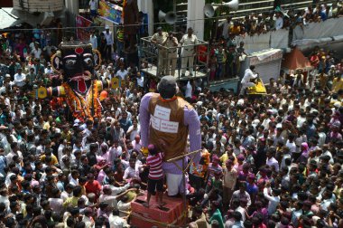 Nagpur, Maharashtra, Hindistan - 6 Eylül 2013: Marbat festivalini kutlayan kimliği belirsiz kalabalık şehri kötü ruhlardan korumak için. Sahnedeki kötü güçlerin heykelleri.