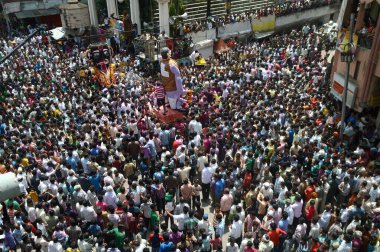 Nagpur, Maharashtra, Hindistan - 6 Eylül 2013: Marbat festivalini kutlayan kimliği belirsiz kalabalık şehri kötü ruhlardan korumak için. Sahnedeki kötü güçlerin heykelleri.
