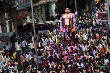 Nagpur, Maharashtra, Hindistan - 6 Eylül 2013: Marbat festivalini kutlayan kimliği belirsiz kalabalık şehri kötü ruhlardan korumak için. Sahnedeki kötü güçlerin heykelleri.