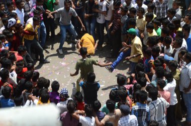 Nagpur, Maharashtra, Hindistan - 6 Eylül 2013: Marbat festivalini kutlayan kimliği belirsiz kalabalık şehri kötü ruhlardan korumak için. Sahnedeki kötü güçlerin heykelleri.